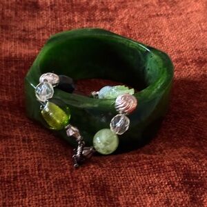 Elegant Green Bracelet with Silver Accents